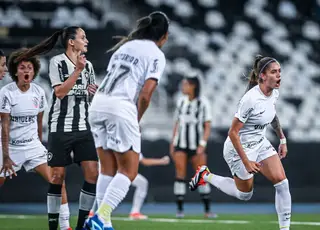Corinthians bate Botafogo e mantém liderança do Brasileiro Feminino
