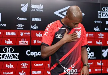 Athletico-PR apresenta oficialmente o volante Fernandinho