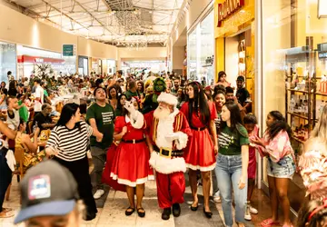 Decoração natalina é inaugurada no Shopping Plaza Macaé com presença do Papai Noel