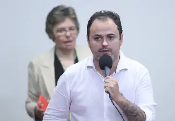 Deputado Glauber Braga expulsa militante do MBL da Câmara
