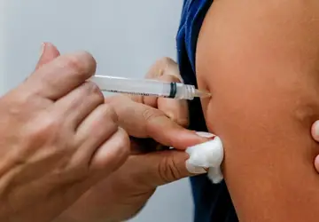 Entidades médicas recomendam vacinação de vítimas e socorristas no RS