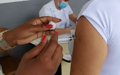 Profissionais da Educação voltam a receber 3ª dose da vacina contra Covid-19