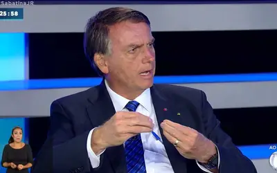 Bolsonaro diz que não houve atraso na vacinação contra covid-19