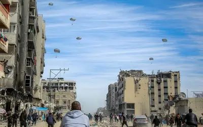 EUA fazem 1º lançamento aéreo de ajuda a Gaza