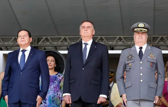 Presidente Bolsonaro participa de formatura de cadetes na Aman