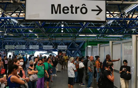 Metrô de SP não faz acordo e greve continua nesta sexta-feira