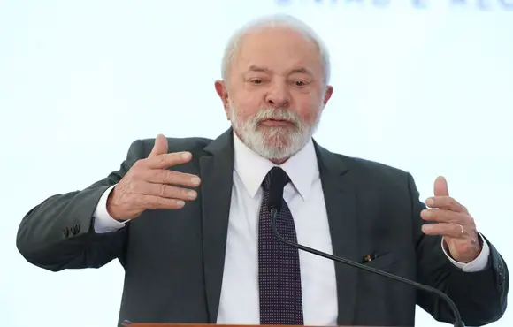 Lula adia embarque à China após apresentar pneumonia leve