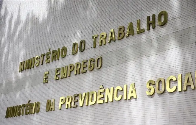Desemprego no primeiro trimestre sobe para 7,9%, revela IBGE